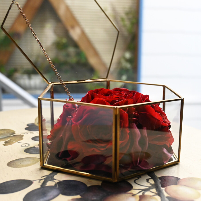 プロポーズ赤バラをガラスの6角形に入れ物に