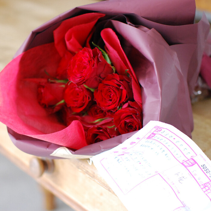 プロポーズ赤バラをガラスの6角形に入れ物に